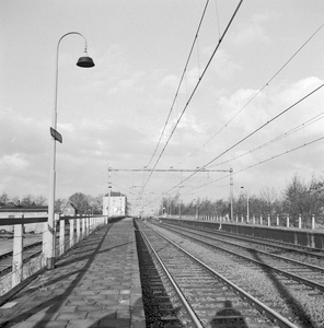 152995 Gezicht op de perrons van het N.S.-station Abcoude te Abcoude met op de achtergrond het stationsgebouw en seinhuis.